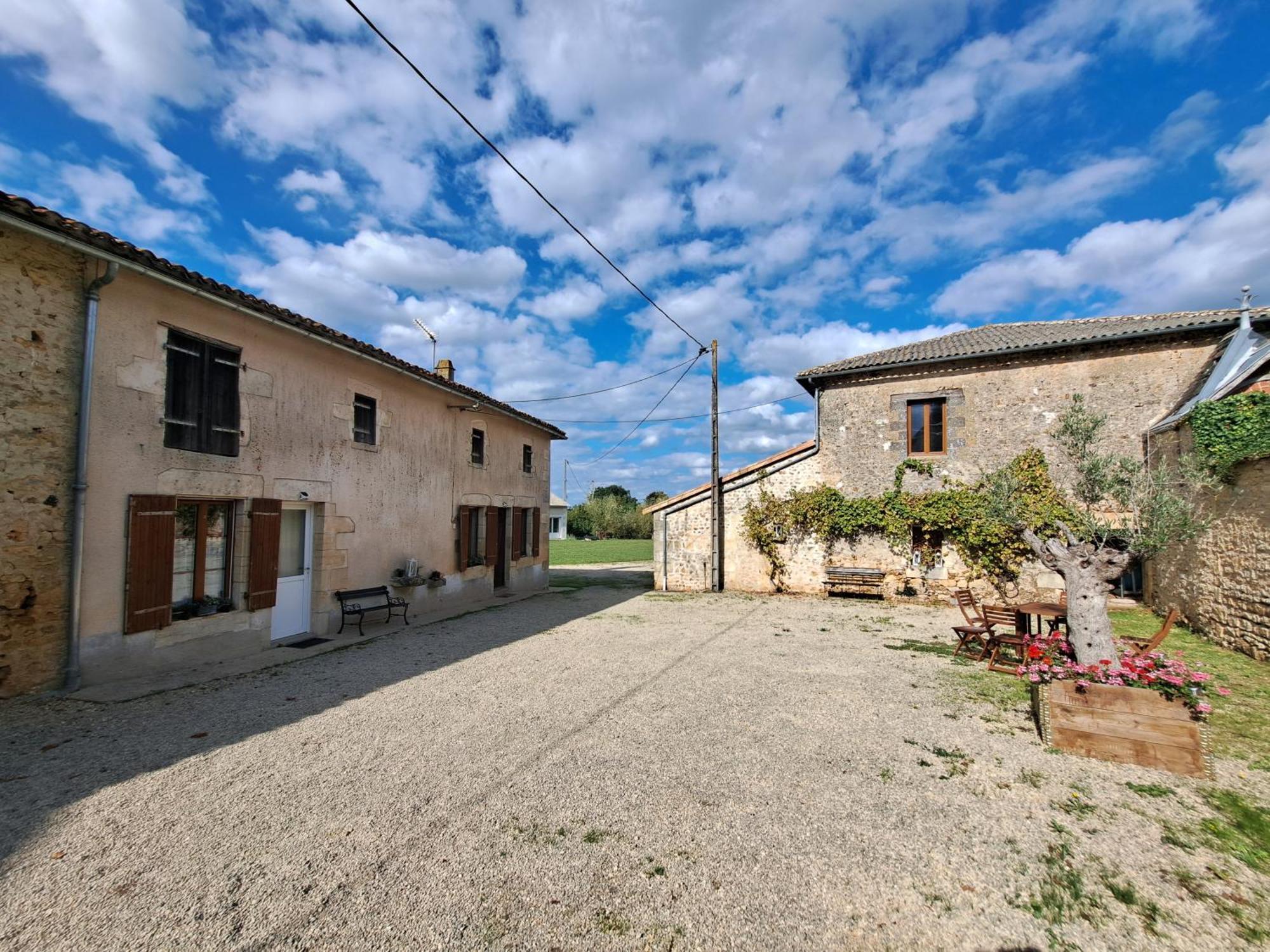 Bed and Breakfast Domaine De La Briouse Sanxay Екстер'єр фото